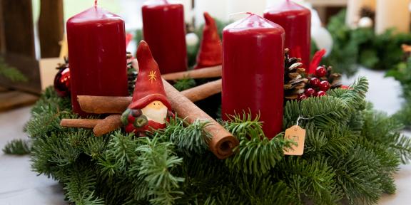Photo d'une couronne d'avent avec bougies rouges